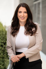 Das Foto zeigt die Bezirkshauptfrau von Bruck-Mürzzuschlag, Frau Mag. Sarah Kastner, LL.M.